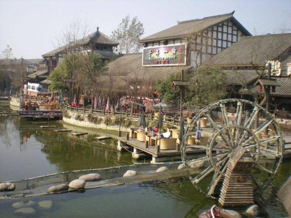杜海涛牵手沈梦辰逛街,发量稀疏脸长黄斑状态好差,与美妻像隔辈